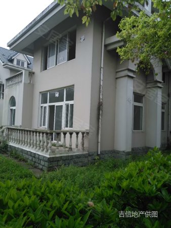 鸿运家园占地一亩半纯独栋别墅,二线临湖,满两年